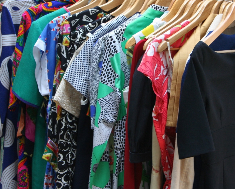 magasin-BREIL SUR ROYA-min_dresses_apparel_clothing_clothes_clothes_hangers_wooden_hangers_retail_shop_closet-1149845